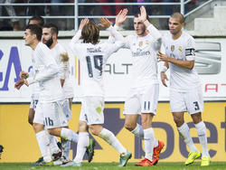 Die Spieler von Real Madrid feiern die Führung durch Gareth Bale (2.v.r.)