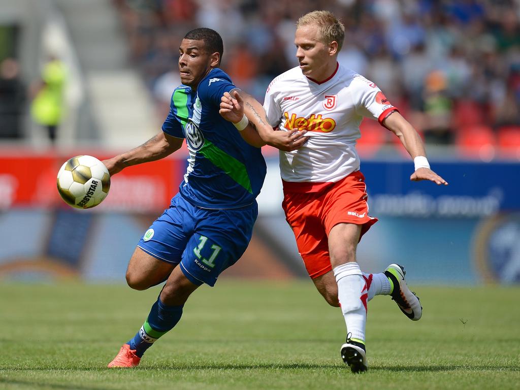 Onel Hernandez (l.) verpasste mit Wolfsburg den Aufstieg in die 3. Liga