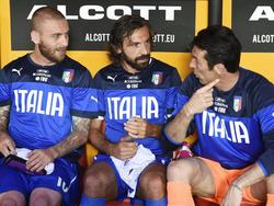 Daniele de Rossi (l.), Andrea Pirlo (m.) en Gianluigi Buffon maken zich op voor het WK in Brazilië met Italië. (09-06-2014)