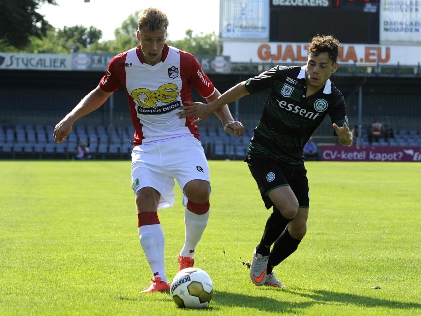 FC Emmen en FC Groningen werken voor het seizoen 2015/2016 een oefenwedstrijd af tegen elkaar. Rick ten Voorde (l.) duelleert hier met Henk Bos (r.). (11-07-2015)