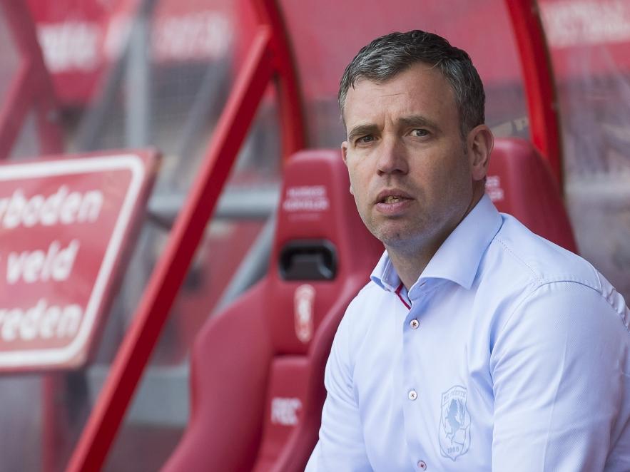 René Hake kijkt rustig toe tijdens de laatste competitiewedstrijd van het seizoen 2015/2016. FC Twente speelt tegen Vitesse nergens meer voor. (08-05-2016) René Hake kijkt rustig toe tijdens de laatste competitiewedstrijd van het seizoen 2015/2016. FC Twente speelt tegen Vitesse nergens meer voor. (08-05-2016)