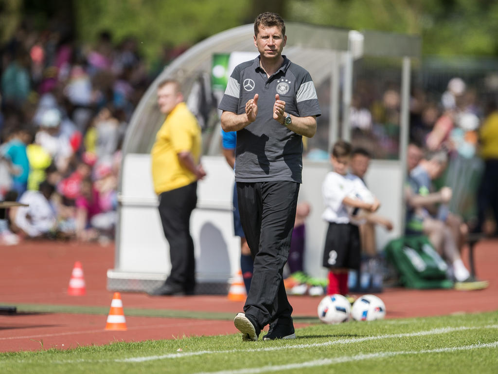 Guido Streichsbier und die U19 starten optimistisch in die EM Guido Streichsbier und die U19 starten optimistisch in die EM