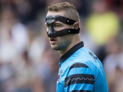Met een masker op zijn hoofd is Rens van Eijden begonnen aan de wedstrijd tussen PSV en AZ. (14-08-2016)