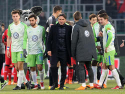 Wolfsburgs Trainer Bruno Labbadia (M.) konnte die Heimniederlage gegen Leverkusen nicht verhindern