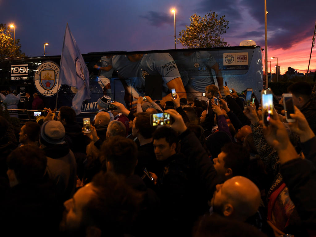 Mannschaftsbus von Manchester City in Liverpool attackiert