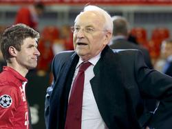 Edmund Stoiber lobt Thomas Müller (l.) in höchsten Tönen