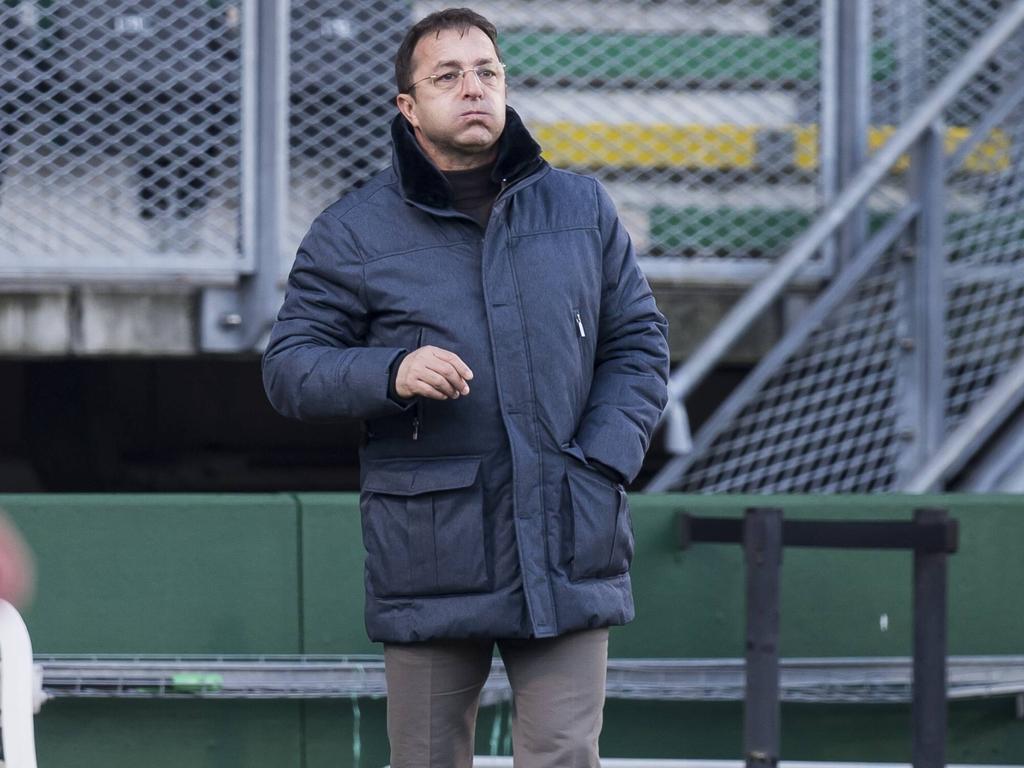 Željko Petrović wil zijn spelers coachen, maar weet even niet wat hij moet zeggen tijdens ADO Den Haag - FC Utrecht. (04-12-2016)