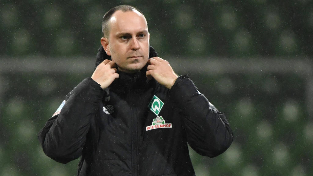 Werder-Trainer Ole Werner bittet seine Spieler zum Training