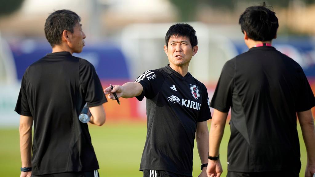 Japans Trainer Hajime Moriyasu (M.) steht beim Training auf dem Spielfeld