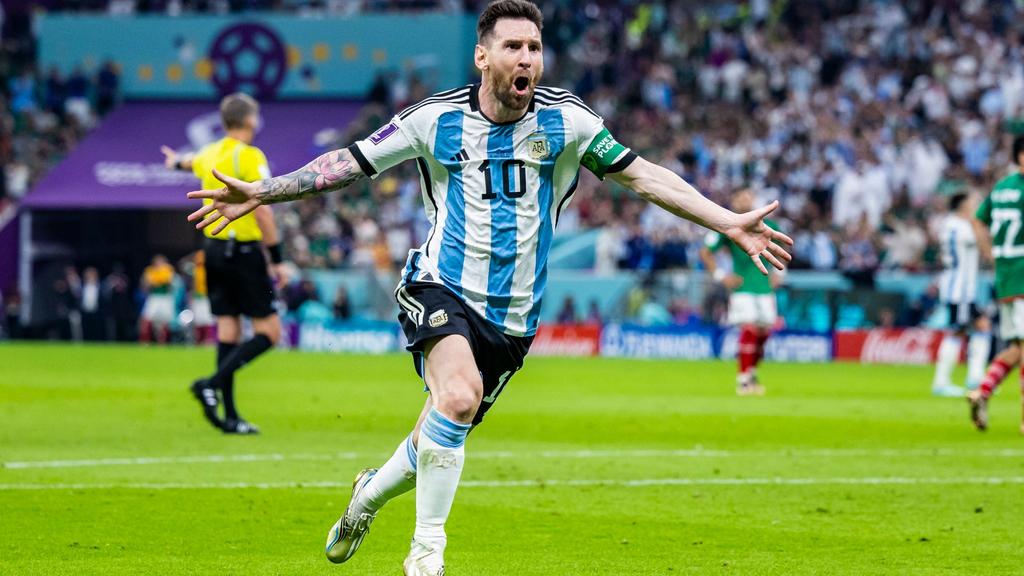 Argentiniens Lionel Messi jubelt nach dem Tor gegen Mexiko bei der WM in Katar