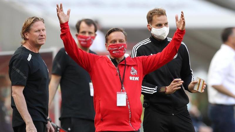Kölns Sportdirektor Horst Heldt regt sich über die Mainzer Auswechslungen auf Kölns Sportdirektor Horst Heldt regt sich über die Mainzer Auswechslungen auf