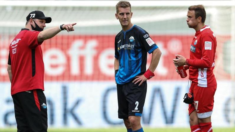 Den Paderbornern um Trainer Steffen Baumgart, Uwe Hünemeier und Torwart Leopold Zingerle (l-r) droht der Abstieg