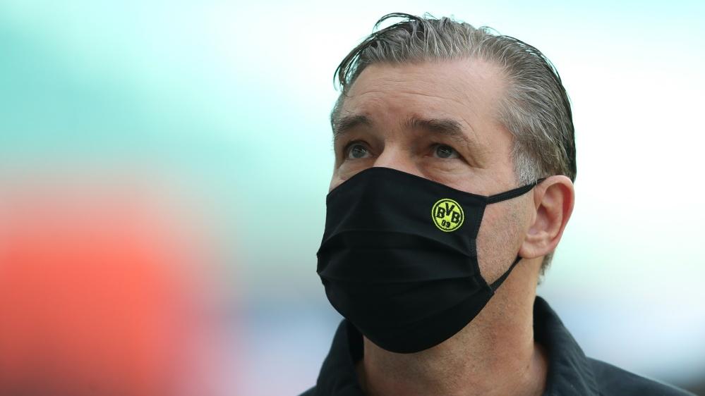 Michael Zorc nach 2:4 in Gladbach bedient Michael Zorc nach 2:4 in Gladbach bedient