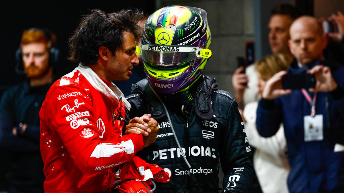 Carlos Sainz im Gespräch mit Lewis Hamilton