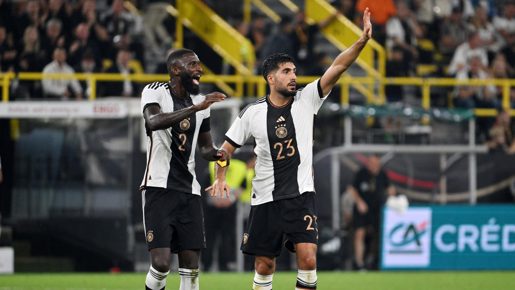 Antonio Rüdiger (l.) im Kreise der Nationalmannschaft Antonio Rüdiger (l.) im Kreise der Nationalmannschaft
