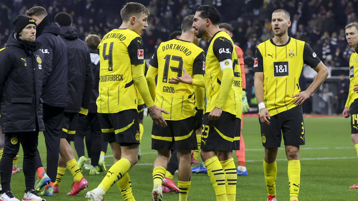 Im angeregten Gespräch: Die BVB-Profis Schlotterbeck (li.) und Can (re. daneben)