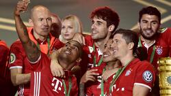 Douglas Costa (2.v.l.) gewann mit dem FC Bayern unter anderem den DFB-Pokal