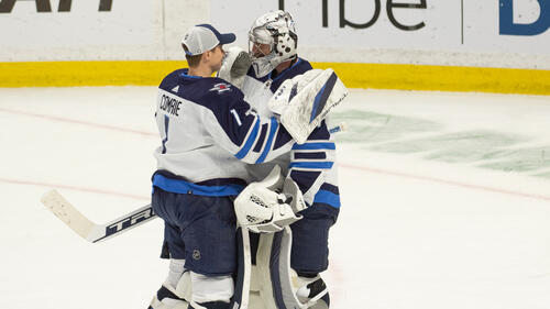 Eric Comrie (l.) und Connor Hellebuyck (r.) pflegen eine besondere Beziehung.