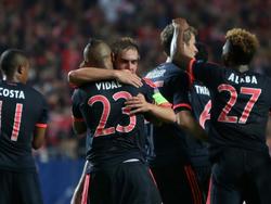 De Duitsers zijn zojuist op gelijke hoogte gekomen tegen Benfica in de kwartfinale van de Champions League door een doelpunt van Arturo Vidal. Aanvoerder Philipp Lahm (m.) knuffelt de Chileen. (13-04-2016)