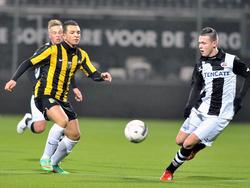 Brahim Darri (l.) in duel met Joey Belterman (r.) tijdens Jong Heracles Almelo - Jong Vitesse. (20-1-2014)