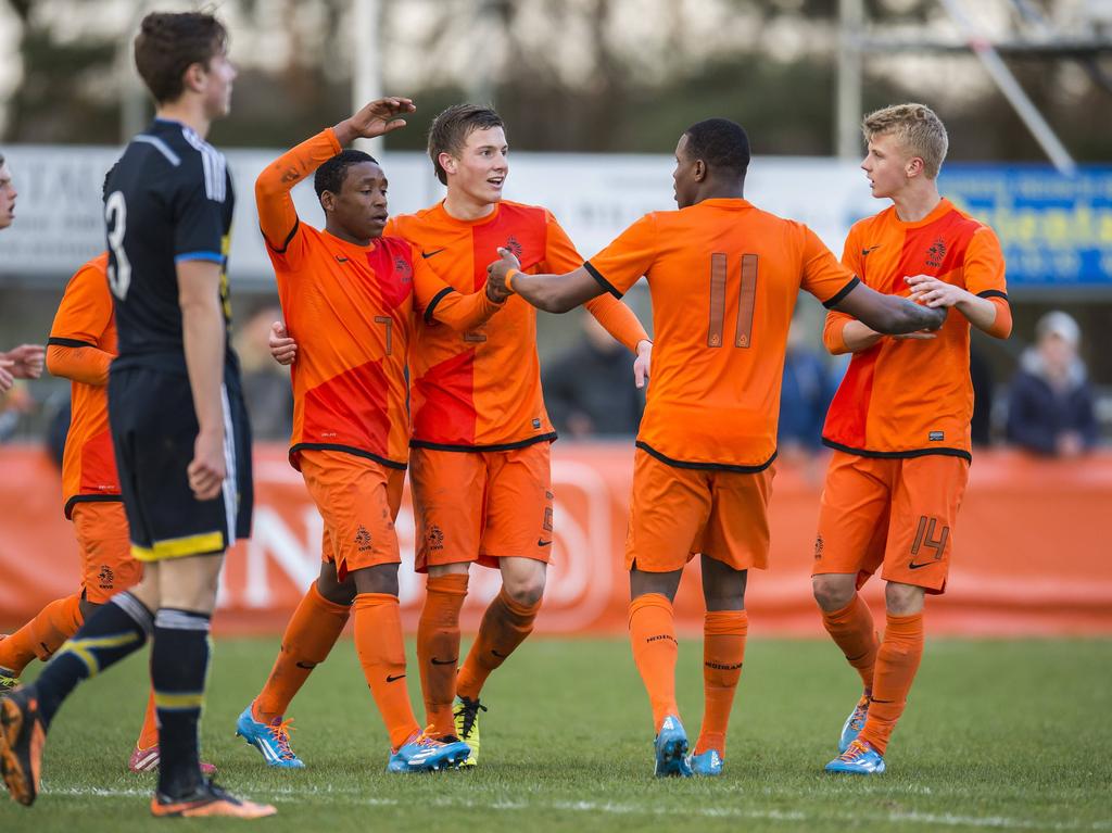 Steven Bergwijn (l.), Hidde ter Avest (m.), Anthony Berenstein (m.) en Jari Schuurman (r.) vieren een doelpunt. (27-05-2014) Steven Bergwijn (l.), Hidde ter Avest (m.), Anthony Berenstein (m.) en Jari Schuurman (r.) vieren een doelpunt. (27-05-2014)