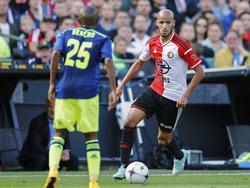 Karim El Ahmadi (r.) bekijkt zijn afspeelmogelijkheden tijdens Feyenoord - Ajax. (21-09-2014)