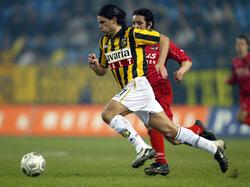 Didier Martel (l.) is Ali El Khatabbi (r.) te snel af tijdens het Eredivisie-duel Vitesse - AZ. (23-02-2003)