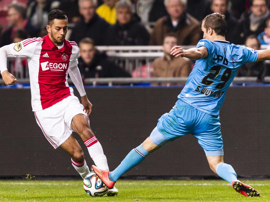 Ricardo Kishna (l.) van Ajax soleert langs Willem II-speler Stijn Wuytens. (06-12-2014)