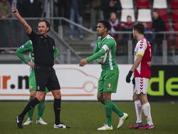 Het is niet de dag van FC Dordrecht. Tegen FC Utrecht staat het al met 6-1 achter in de Eredivisie en dan kan Marvin Peersman zich ook nog eens niet beheersen. De verdediger glijdt veel te hard door op Rubio Rubin en moet met rood van het veld. (15-02-2015)