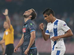 Gonzalo Higuaí­n (l.) lijkt het even niet meer te weten. De spits van Napoli mist in de halve finale van de Europa League weer een kans tegen Dnipro Dnipropetrovsk. (07-05-2015)