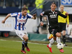 Joey van den Berg (l.) gaat achter Nemanja Gudelj en de bal aan. (11-04-2015)