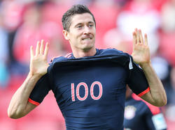 Robert Lewandowski marcó ante el Maguncia su gol 100 y 101 en la Bundesliga. (Foto: Getty)