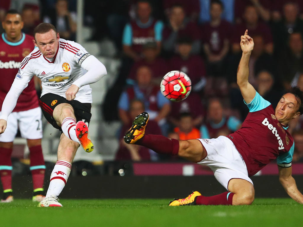 Wayne Rooney dispara ante el West Ham United. (Foto: Getty)