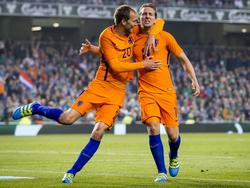 Luuk de Jong (r.) viert zijn doelpunt namens Nederland tegen Ierland samen met Bas Dost. (27-05-2016)