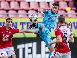 Alireza Jahanbakhsh (m.) plukt de bal uit de lucht. FC Utrecht-spelers Sofyan Amrabat (l.) en Kevin Conboy (r.) kunnen alleen maar toekijken. (21-08-2016)