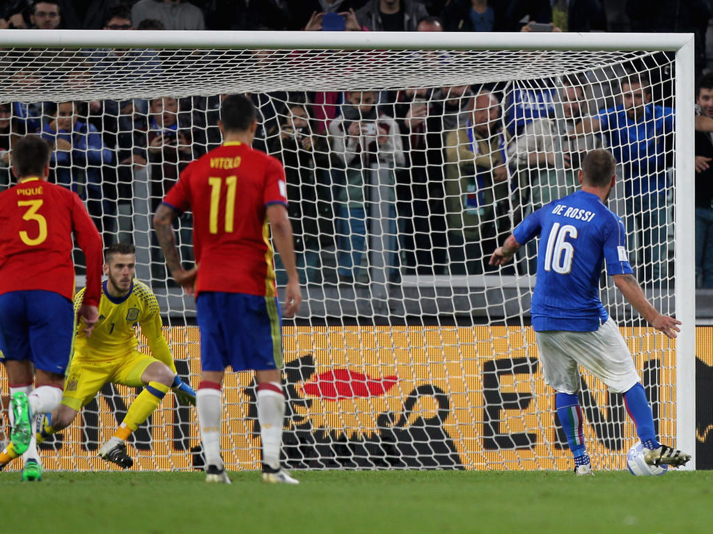 De Rossi convirtió el penalti para empatar el partido en Turín. (Foto: Getty)