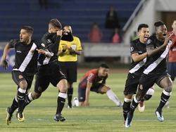 Los jugadores del Vasco celebran su pase a la siguiente ronda. (Foto: Imago)