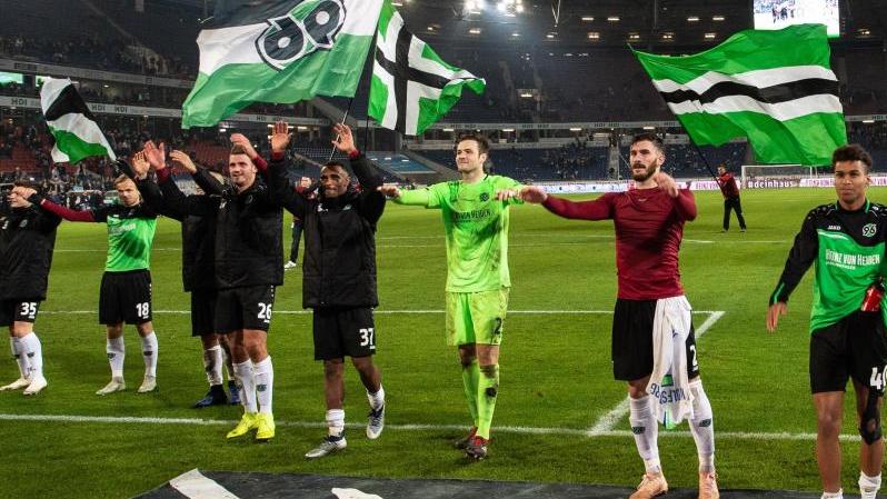 Hannover 96 feiert den Derbysieg gegen den VfL Wolfsburg