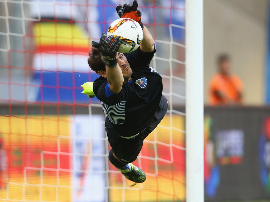 Casillas vuela para atrapar un cuero como meta del Oporto. (Foto: Getty)