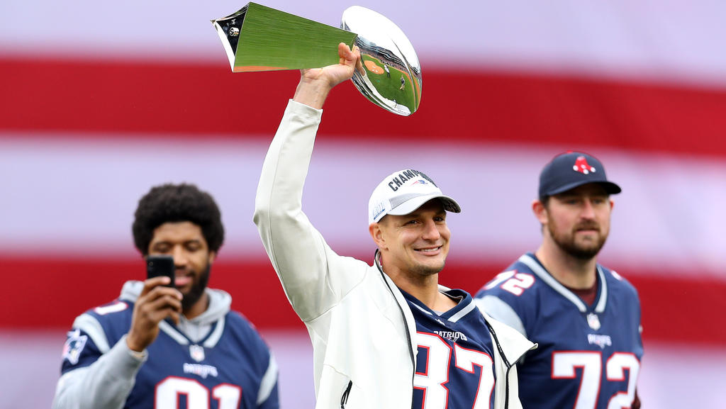 Rob Gronkowksi mit der Vince Lombardi Trophy Rob Gronkowksi mit der Vince Lombardi Trophy