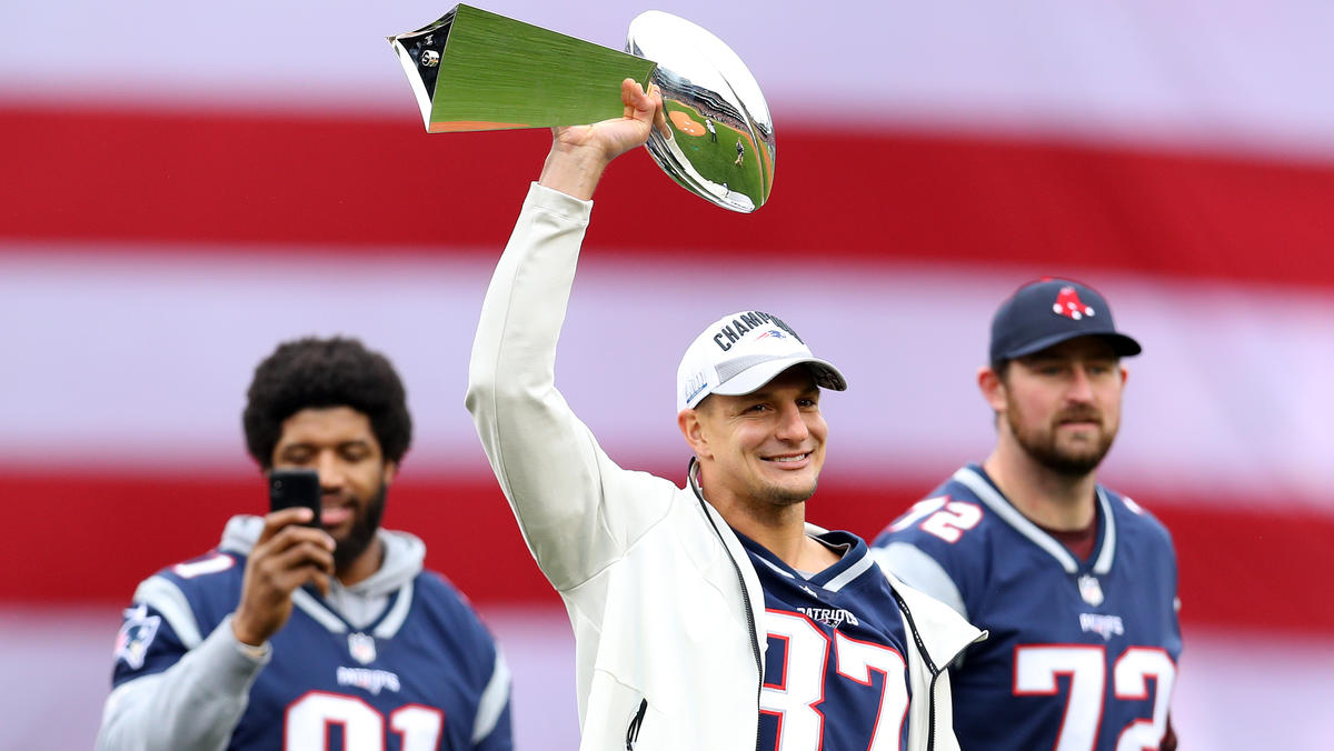Rob Gronkowksi mit der Vince Lombardi Trophy Rob Gronkowksi mit der Vince Lombardi Trophy