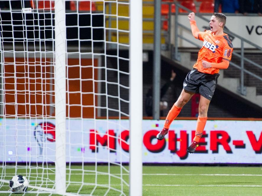 Joey Veerman schreeuwt het uit als hij FC Volendam voor het eerst op voorsprong zet tegen FC Eindhoven. De jongeling maakt er met zijn eerste doelpunt in het shirt van de Volendammers 2-1 van. (20-01-2017)