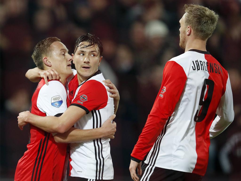 Jens Toornstra (l.) wordt omhelsd door Steven Berghuis. Ook Nicolai Jørgensen komt het doelpunt van Feyenoord vieren. (21-01-2017)