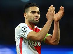 Radamel Falcao bedankt na afloop van de Champions League-wedstrijd Manchester City - AS Monaco de fans die zijn meegereisd naar Engeland. (21-02-2017)