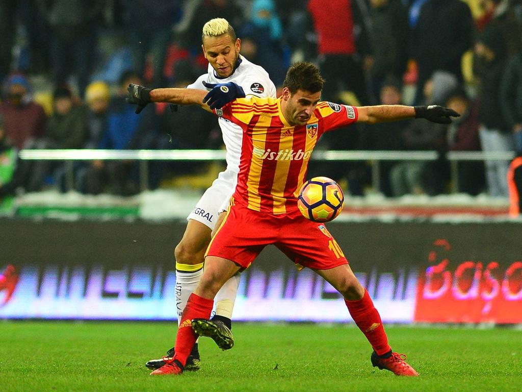 Deniz Türüç (r.) moet alle zeilen bijzetten om Fernandão (l.) van de bal te houden tijdens het competitieduel tussen Kayserispor en Fenerbahçe. (29-01-2017)