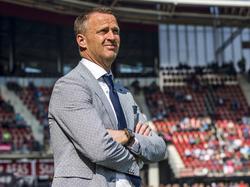 John van den Brom kijkt moeilijk tijdens de wedstrijd AZ - Roda JC. Onduidelijk is of dat komt door de felle zon of de zeer matige eerste helft. (09-04-2017)