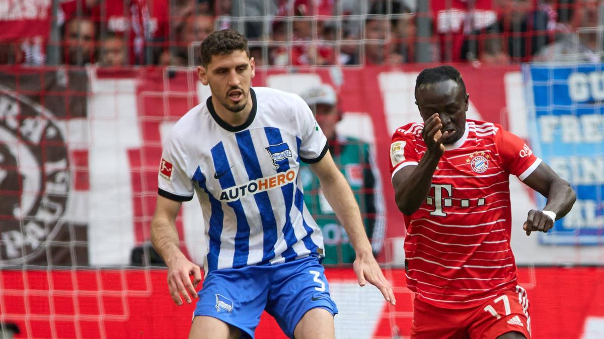 Agustín Rogel von Hertha BSC im Zweikampf mit Sadio Mané vom FC Bayern