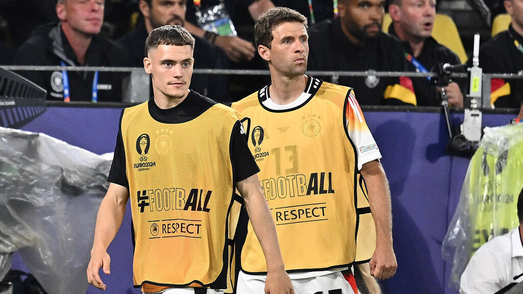 Florian Wirtz (l.) und Thomas Müller spielten in der Nationalmannschaft im letzten Jahr noch zusammen
