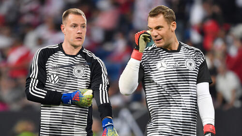 Sollte Manuel Neuer (r.) vom FC Bayern ins Tor der Nationalmannschaft zurückkehren?