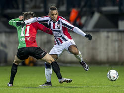 Funsu Ojo (r.) wint de slag op het middenveld en schudt in de tweede helft van de wedstrijd NEC Nijmegen - Willem II Christian Santos (l.) van zich af. (17-01-2016)